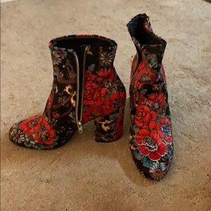 New Steve Madden Gaze Bootie size 8 floral/brocade